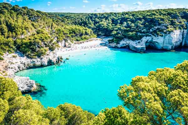 Bucht auf Menorca - Strandurlaub auf den Balearen