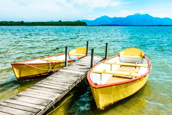 Boote auf einem See im Chiemgau