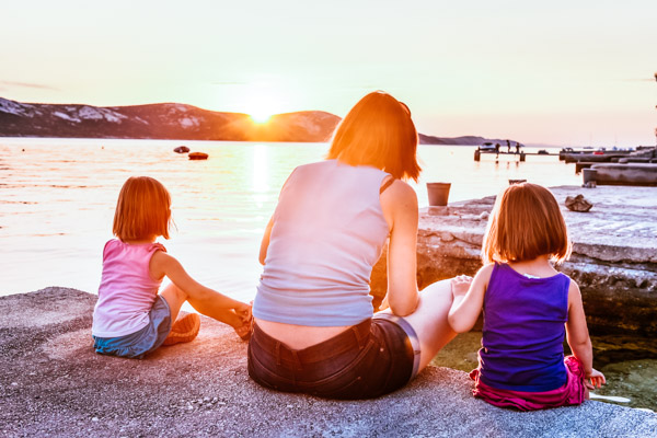 Mutter mit zwei Kindern am Meer - Familienurlaub an der Adria