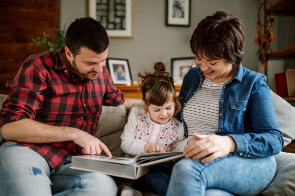 Eltern mit Kleinkind lesen - Was kann man zuhause machen?