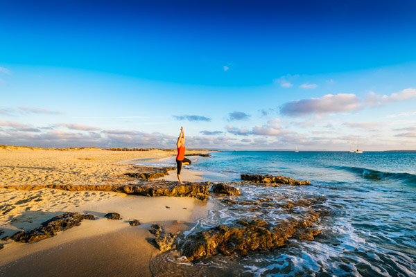 Yoga am Strand von Formentera - Aktivurlaub auf den Balearen