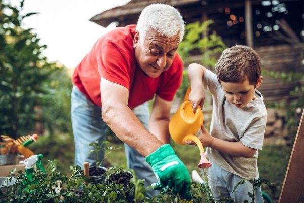 Opa und Enkel arbeiten im Garten - Was kann man zuhause machen?