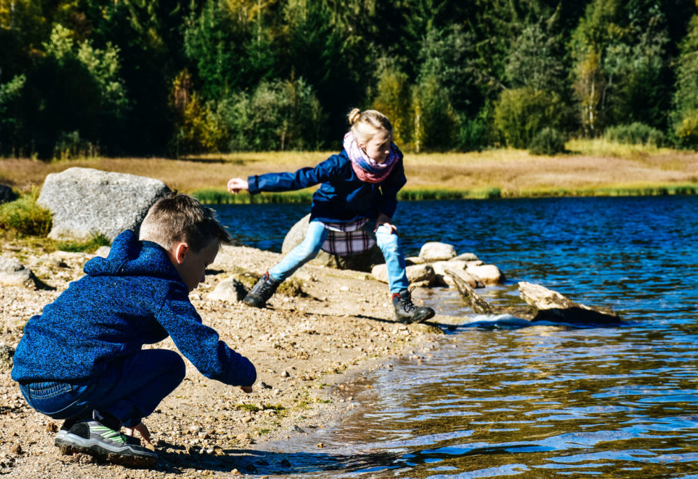 Kindern beim Spielen am Seeufer - Aktivurlaub im Schwarzwald