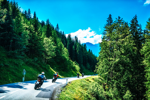 Motorradfahrer auf der Straße im Schwarzwald - Motorradreisen