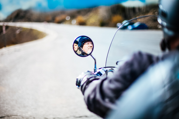 Spiegel eines Motorradfahrers - Motorradreisen