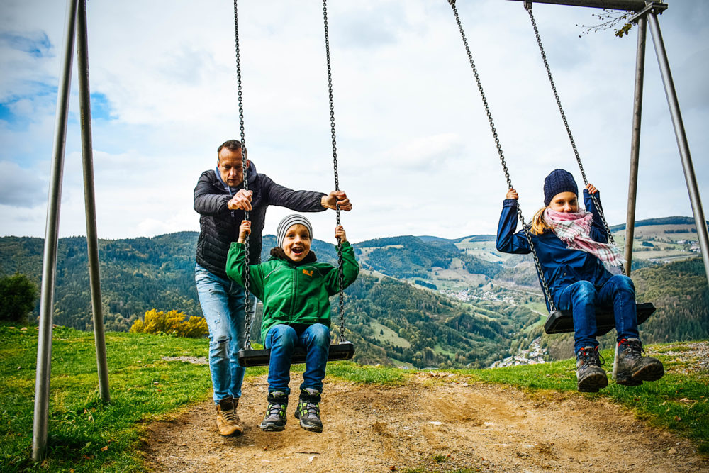 Familie beim Schaukeln - Aktivurlaub im Schwarzwald