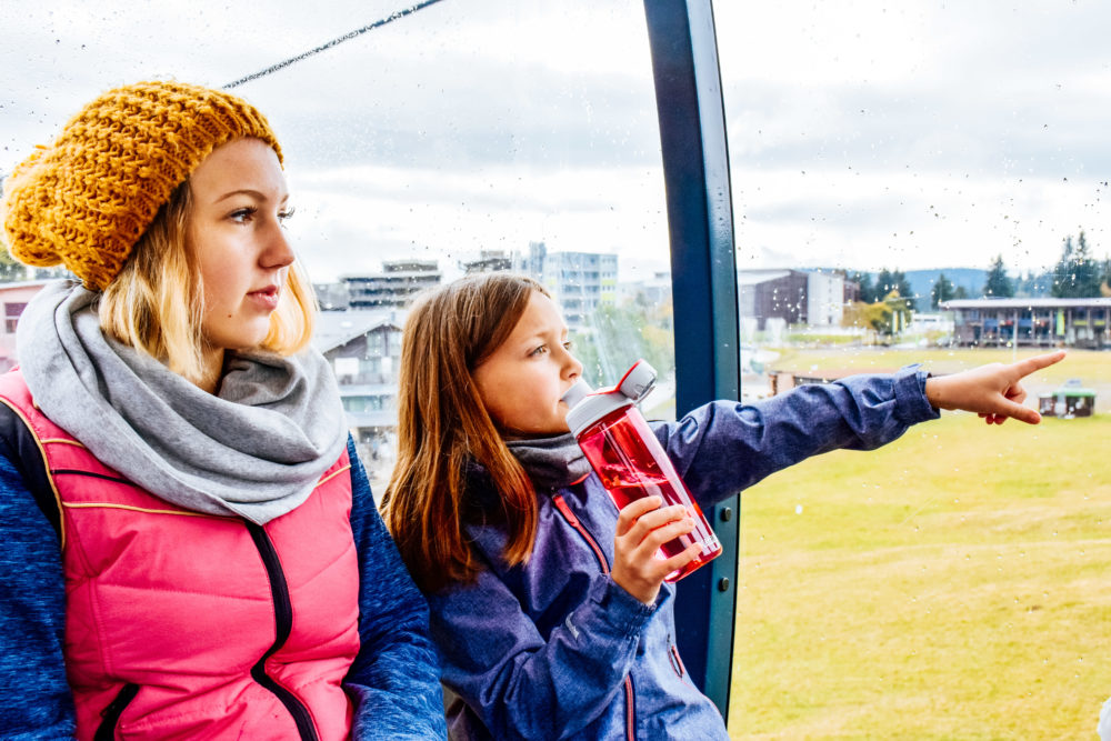 Mutter und Tochter in der Liftkabine - Aktivurlaub im Schwarzwald