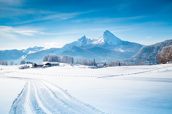 Verschneite Landschaft in den französischen Alpen - Skifahren zu Ostern