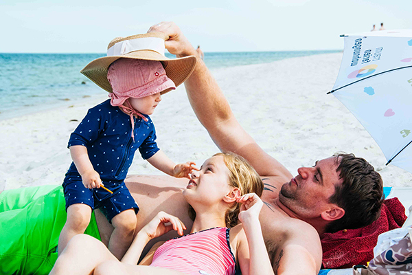 Familie am Strand - Erster Strandurlaub mit Baby