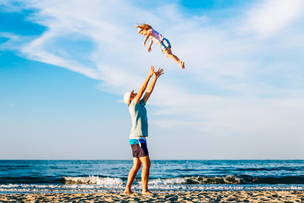 Vater mit Kind am Strand - Familienurlaub an der Adria