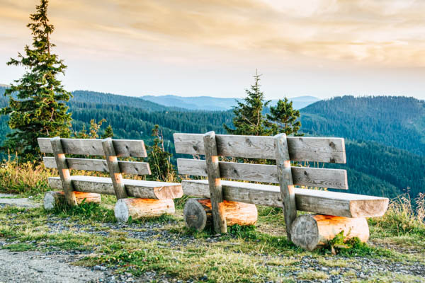 Bänke auf dem Feldberg mit Blick auf den Schwarzwald