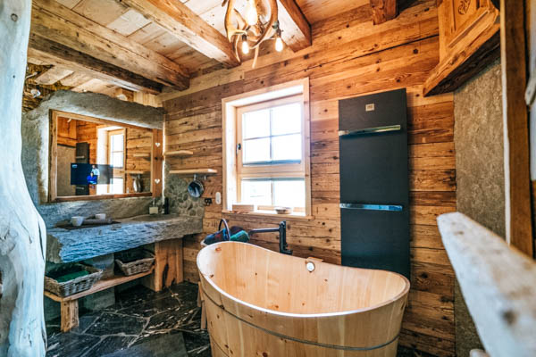 Badewanne in der Berghütte Wildererhütte