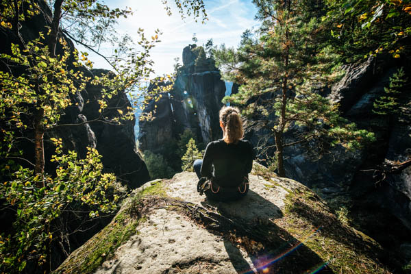 Frau entspannt nach dem Wandern in der Sächsischen Schweiz – Herbst-Reiseziele