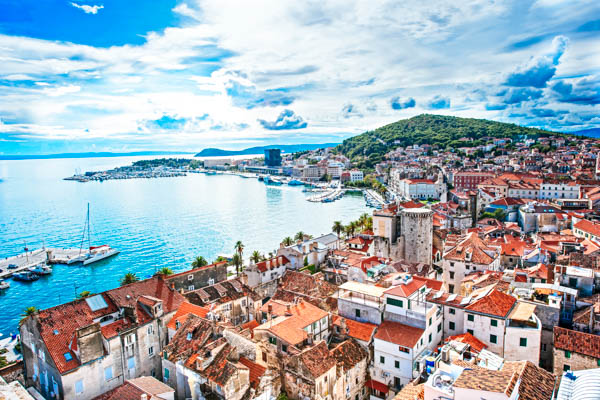 Skyline von Split in Kroatien mit Blick aufs Meer