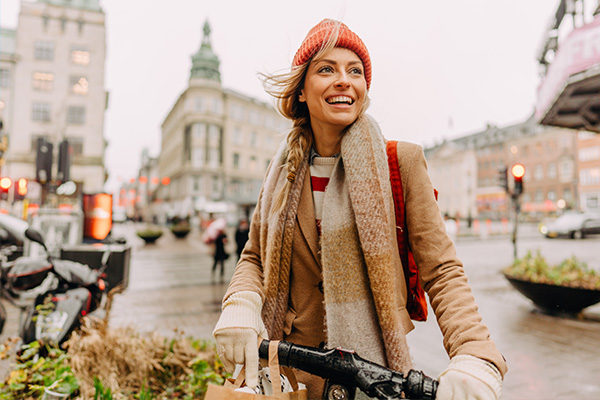 Frau auf Fahrrad in der Stadt