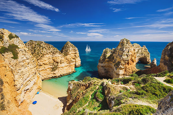 Blick auf eine Bucht an der Algarveküste in Portugal