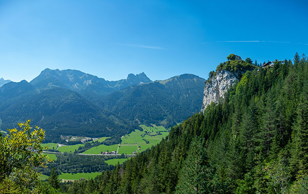 Ein Panoramablick auf das Schloss Falkenstein während des Sommers