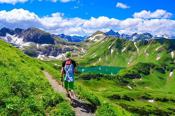 Wanderer mit Aussicht auf den Schrecksee