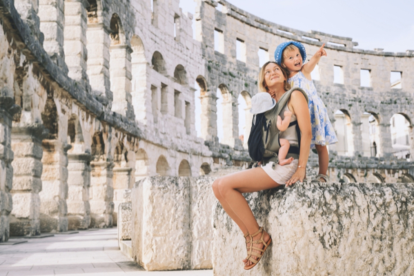 Frau mit Baby und Kleinkind im Amphitheater in Pula