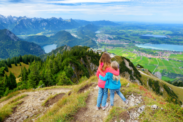 Kinder genießen den Bergausblick