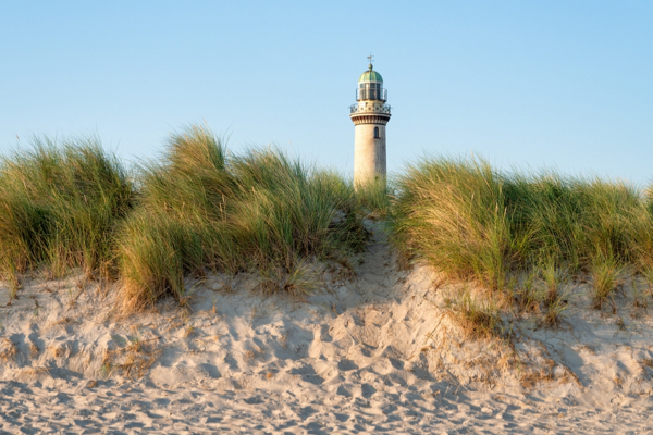 Leuchtturm hinter den Dünen in Warnemünde