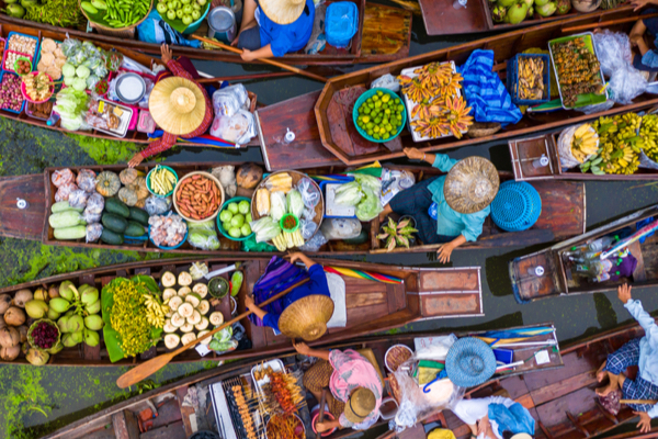 Blick auf die Boote des Damnoen Saduak Floating Market