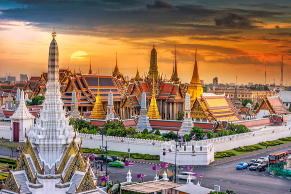 Blick über den Grand Palace in Bangkok bei Sonnenuntergang