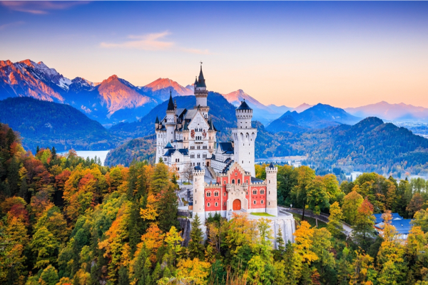 Schloss Neuschwanstein mit den bayerischen Alpen im Hintergrund