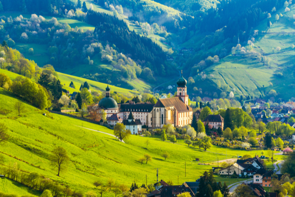 Schöne Landschaft mit Bergkulisse im Schwarzwald