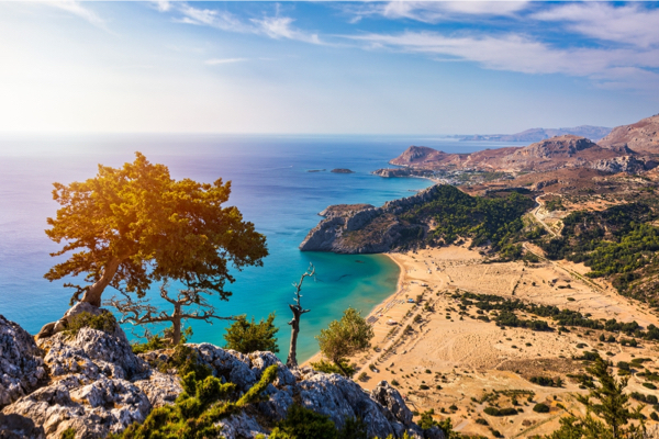 Blick über den Strand von Tsambika auf Rhodos