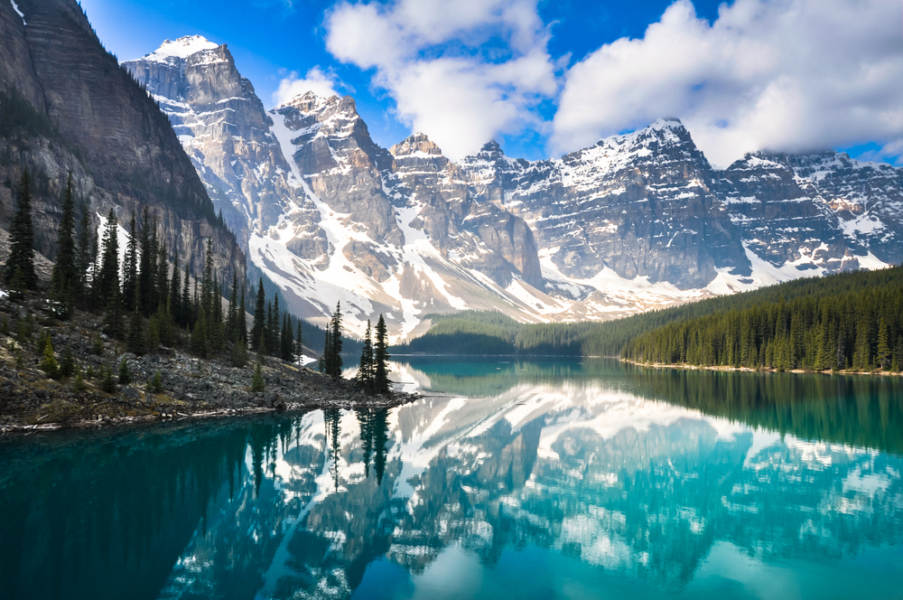 Blick über den Moraine Lake auf die Rocky Mountains