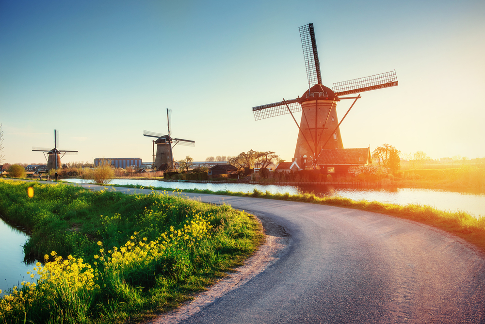 Windmühlen an einem Kanal in der Nähe von Rotterdam