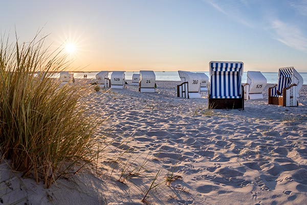 Strandkörbe am Strand auf der Halbinsel Fischland-Darß-Zingst