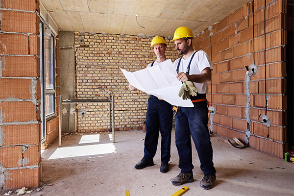 Zwei Handwerker auf Montage als typische Zielgruppe für eine Ferienunterkunft